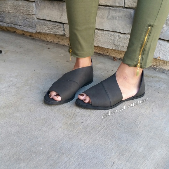 Shoes - 🎉 Last Sz 6 🎉 Peep Toe Side Cut Flats Shoes - 🎉 Last Sz 6 🎉 Peep Toe Side Cut Flats